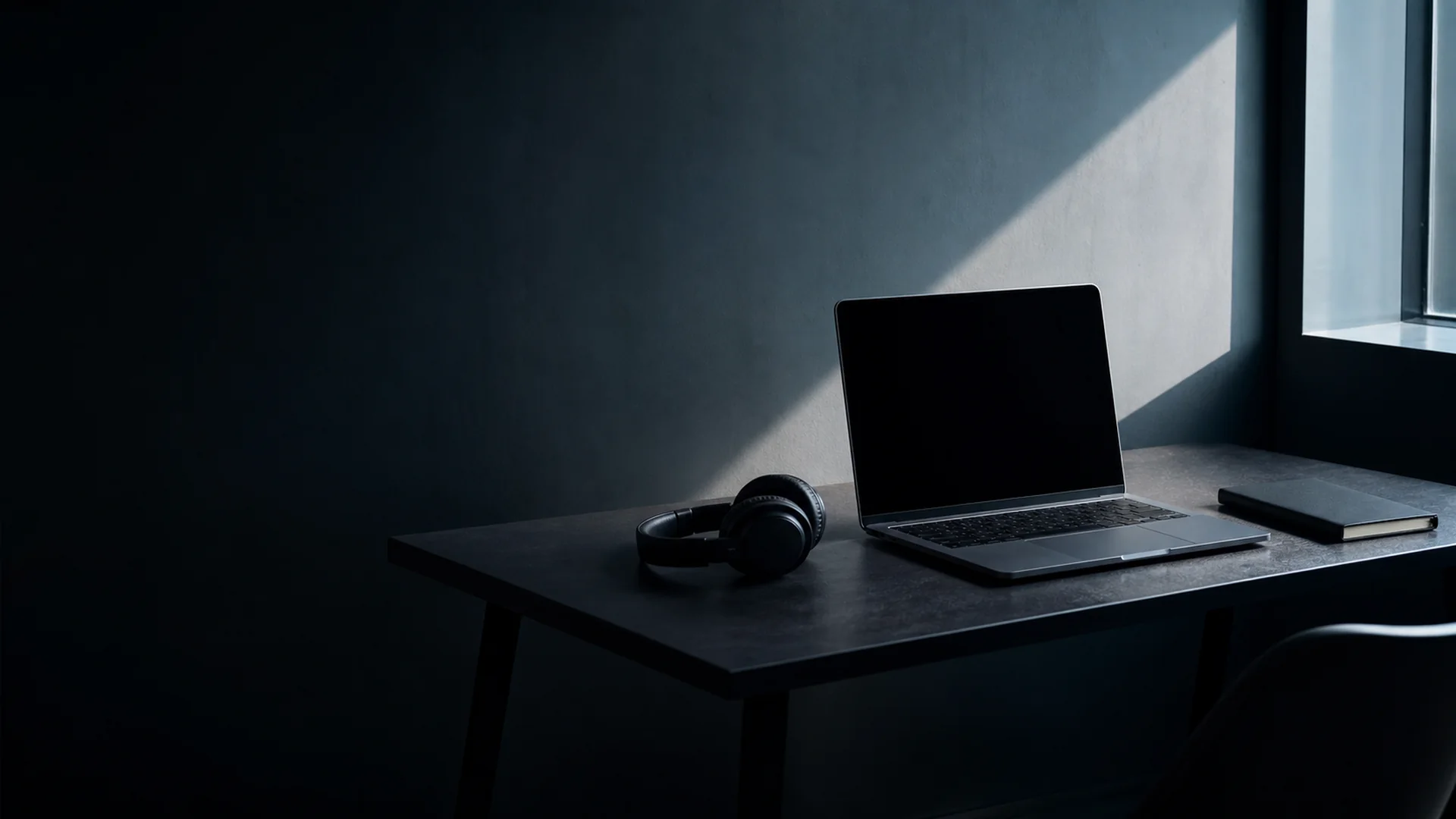 Person in tiefer Konzentration an aufgeräumtem Schreibtisch ohne Ablenkungen – Deep Work im Home Office