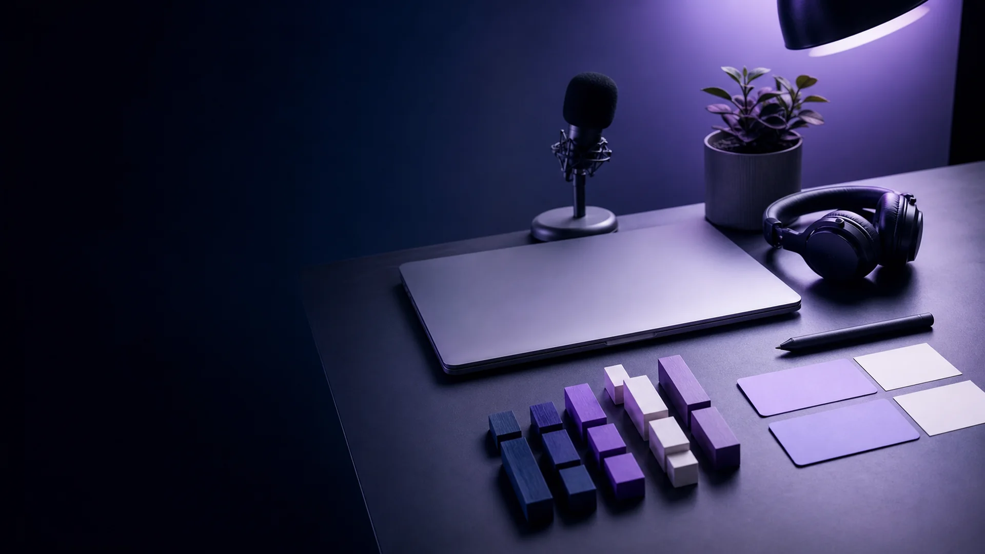 Person lernt Remote-Skills am Laptop mit verschiedenen digitalen Tools auf dem Bildschirm