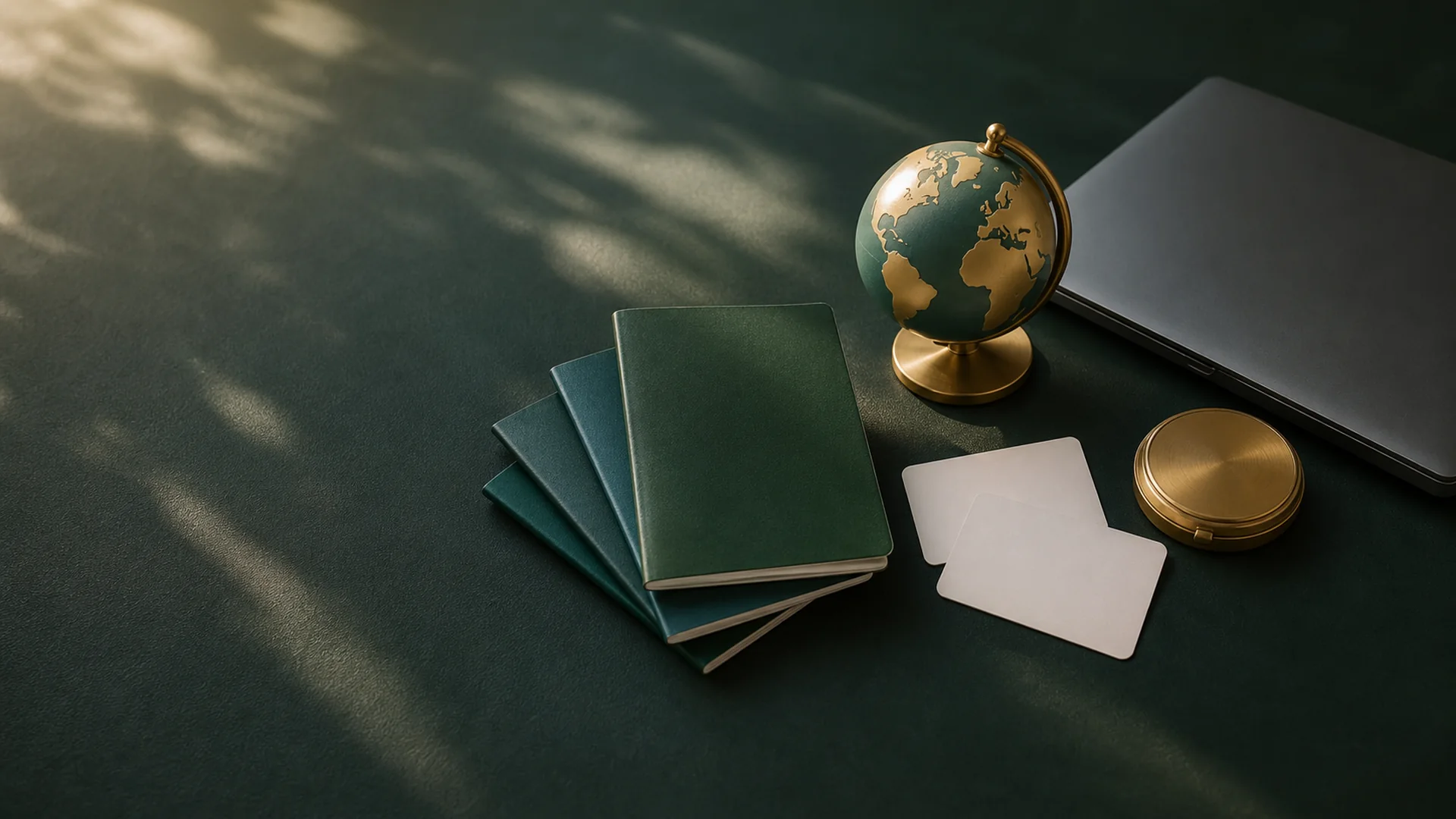 Weltkarte mit markierten Ländern, die ein Digital Nomad Visum anbieten, neben einem deutschen Reisepass