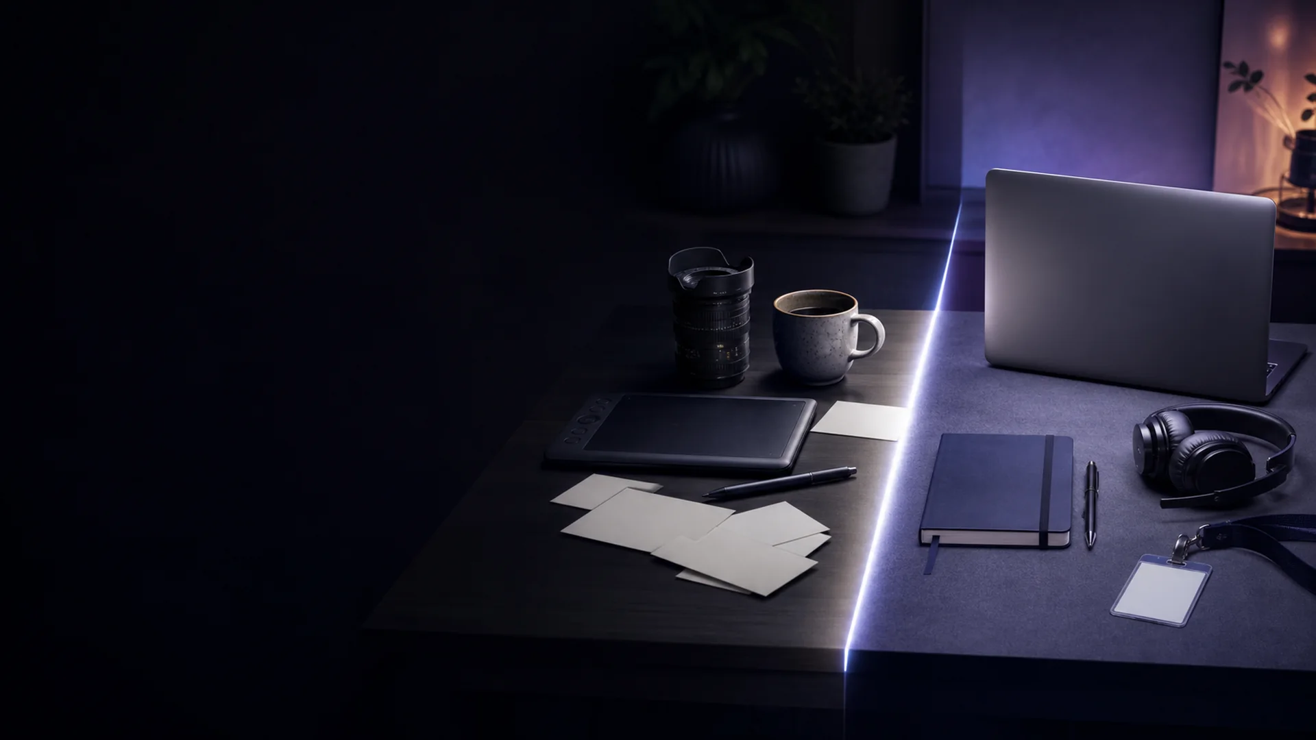 Zwei Wege auf einem Schreibtisch visualisiert – Freelancer Laptop vs. Angestellter Laptop im Vergleich