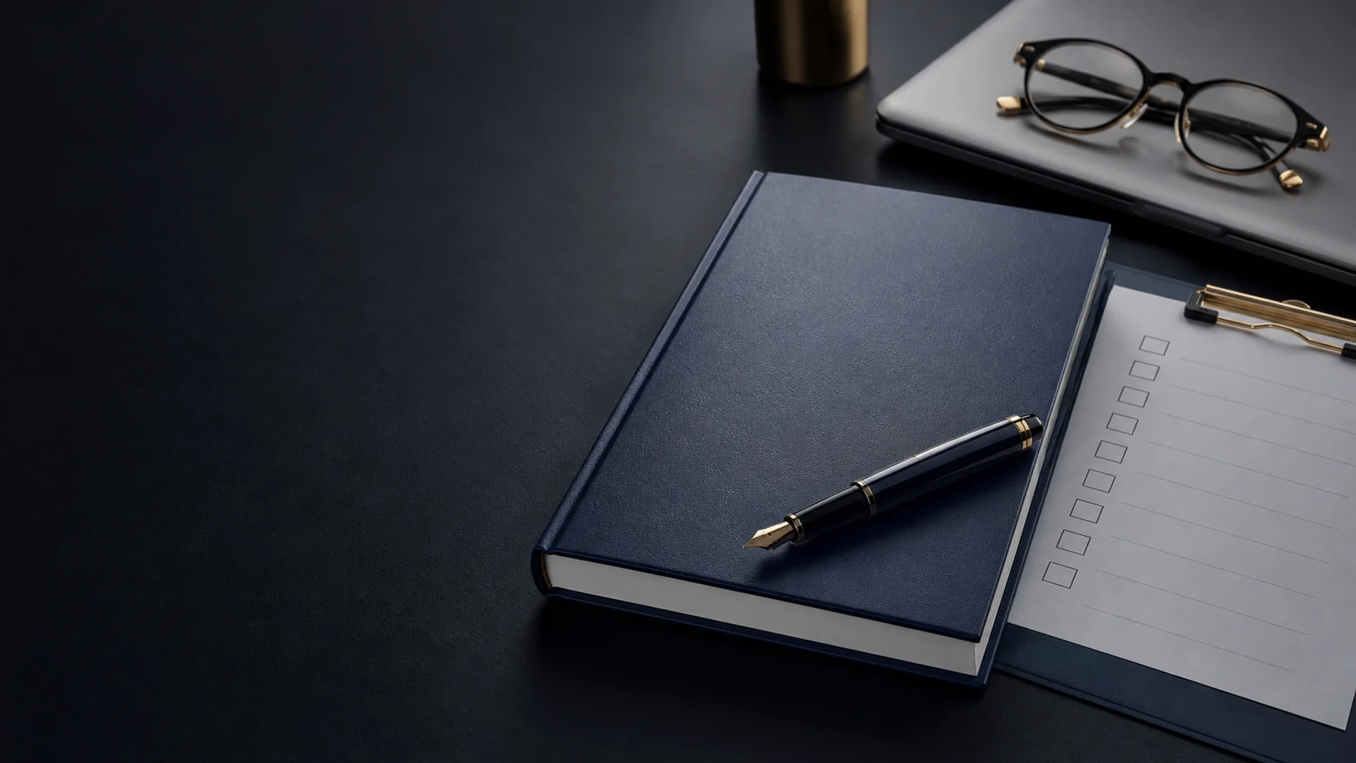 Arbeitsvertrag mit Stift und Unterschrift – Remote-Arbeitsvertrag Muster Übersicht