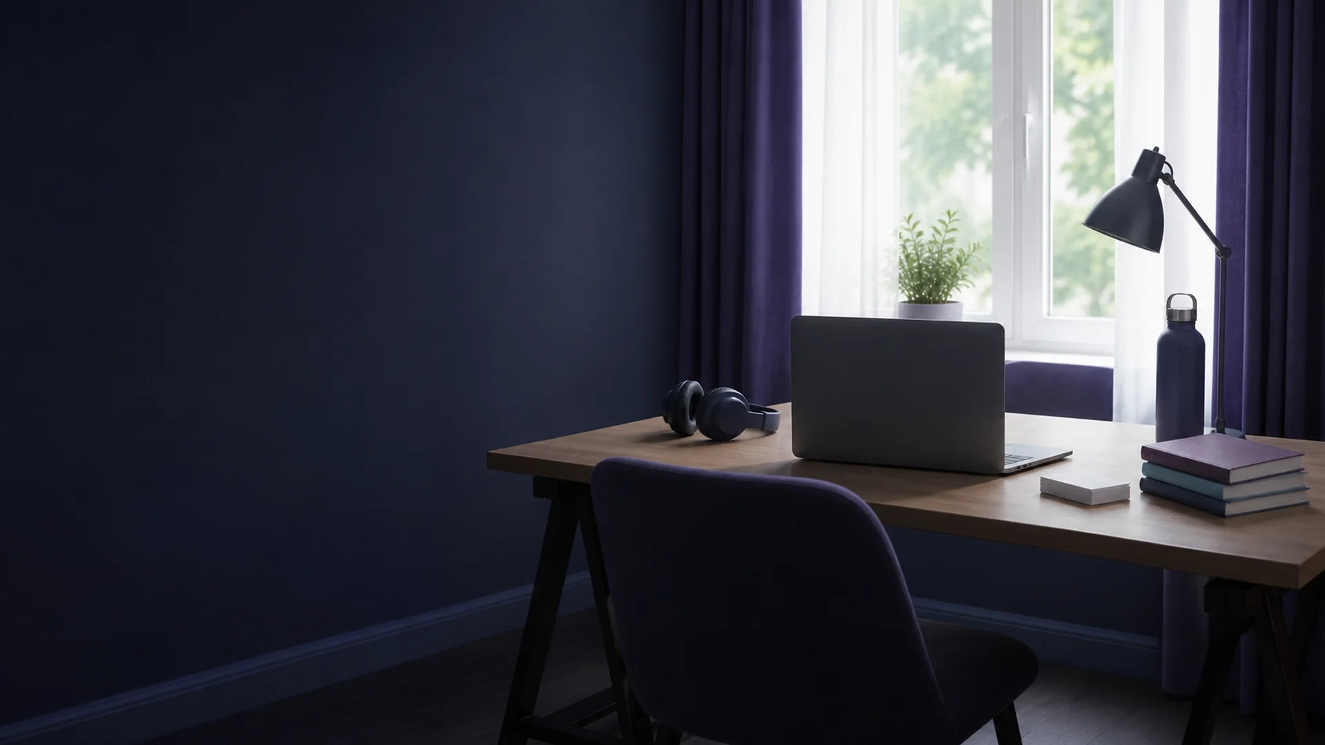 Student mit Laptop und Lehrbüchern im Homeoffice – Studium und Remote-Nebenjob kombiniert