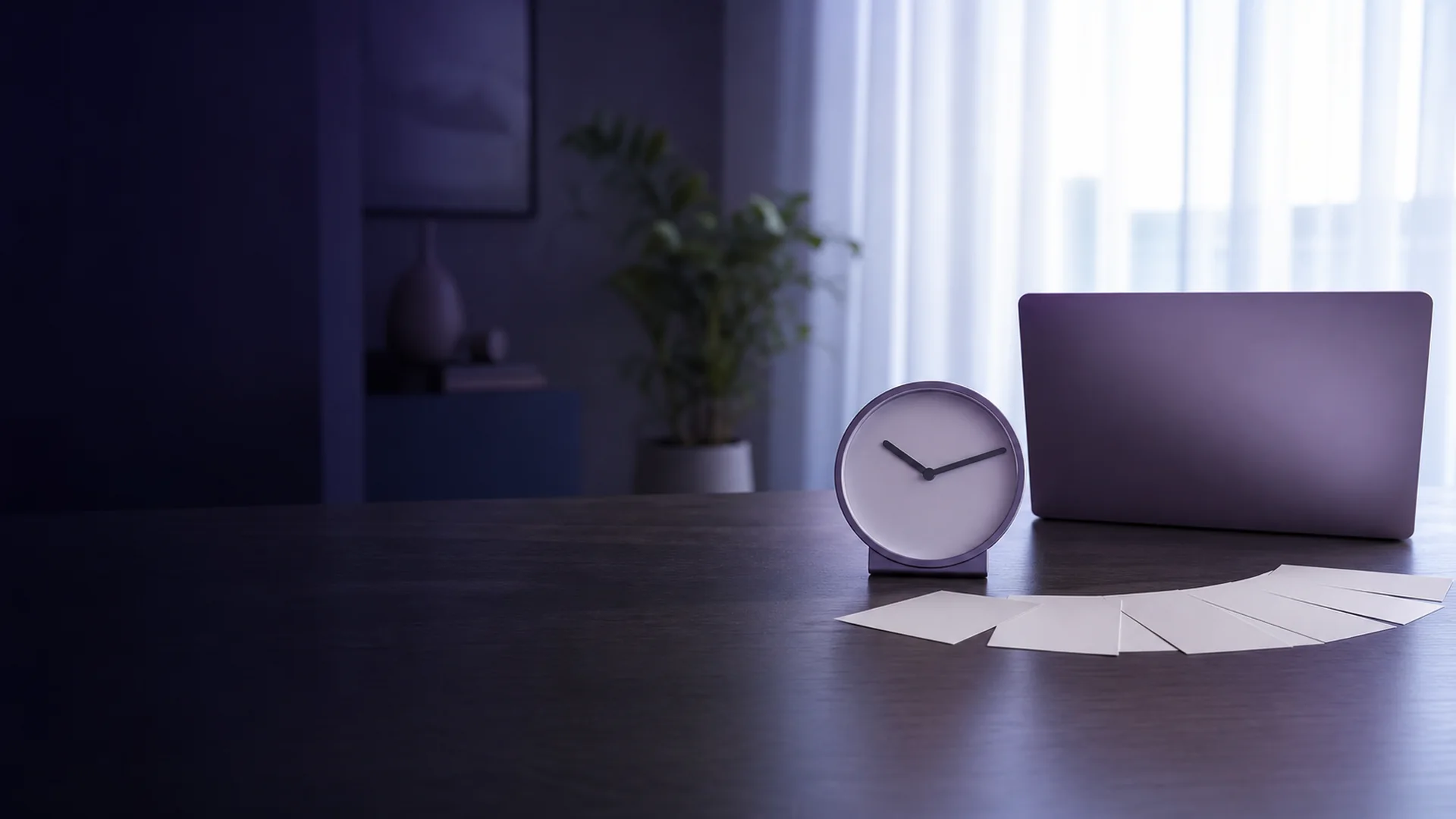 Laptop auf Schreibtisch mit Kalender der 20 Stunden Woche zeigt – Remote-Teilzeitstelle mit flexibler Arbeitszeit