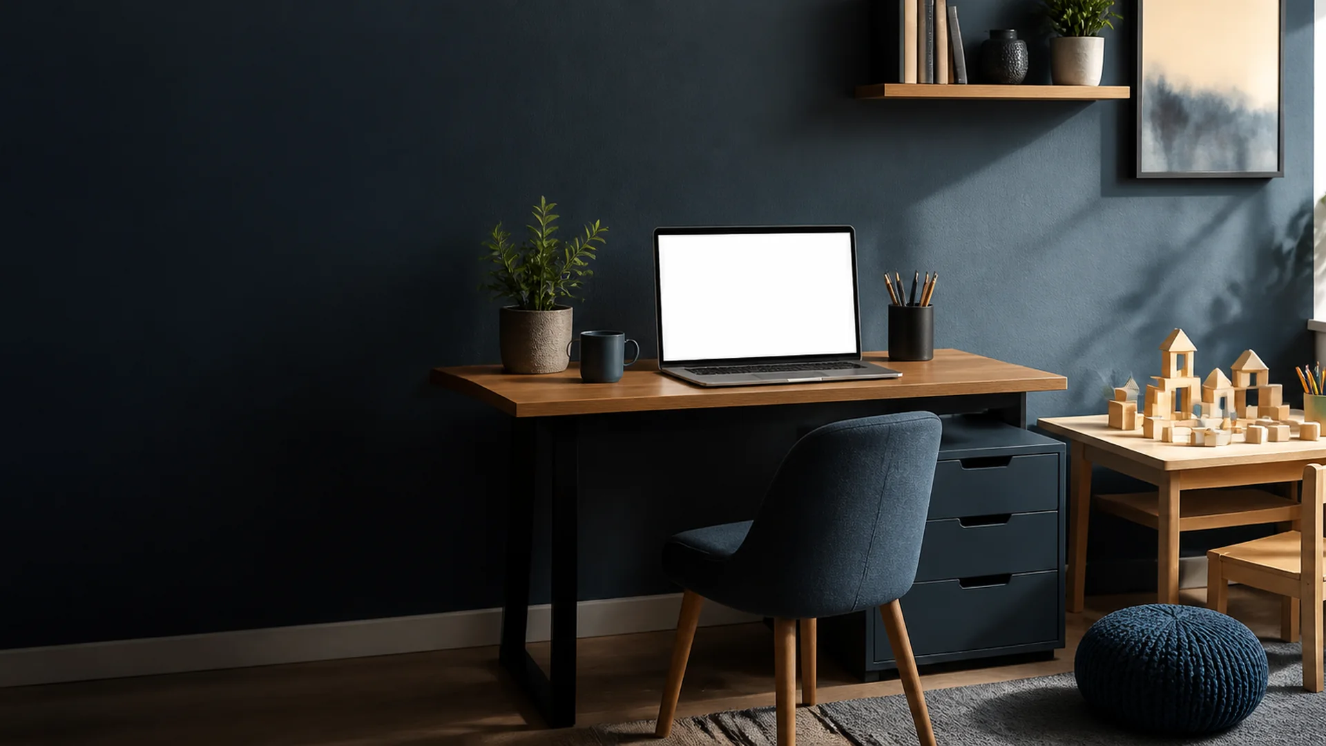 Mutter arbeitet am Laptop während Kleinkind neben ihr spielt – Remote-Arbeit und Kinderbetreuung im Home Office