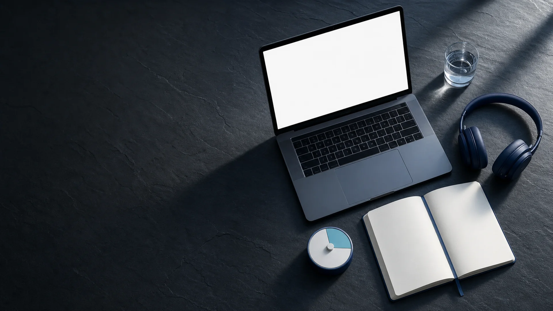 Aufgeräumter Homeoffice-Schreibtisch mit Laptop, Notizbuch und Kaffee – Remote-Produktivität optimieren
