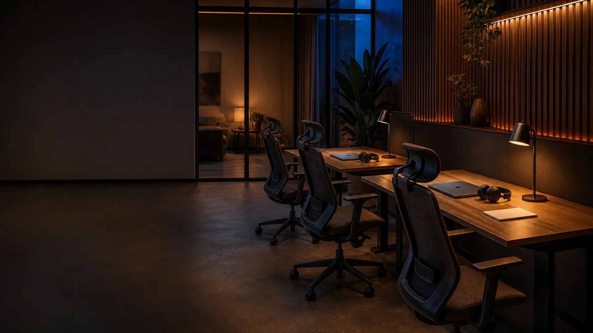 Collage moderner Remote-Work-Büros und Homeoffice-Setups – Top Remote-Arbeitgeber DACH