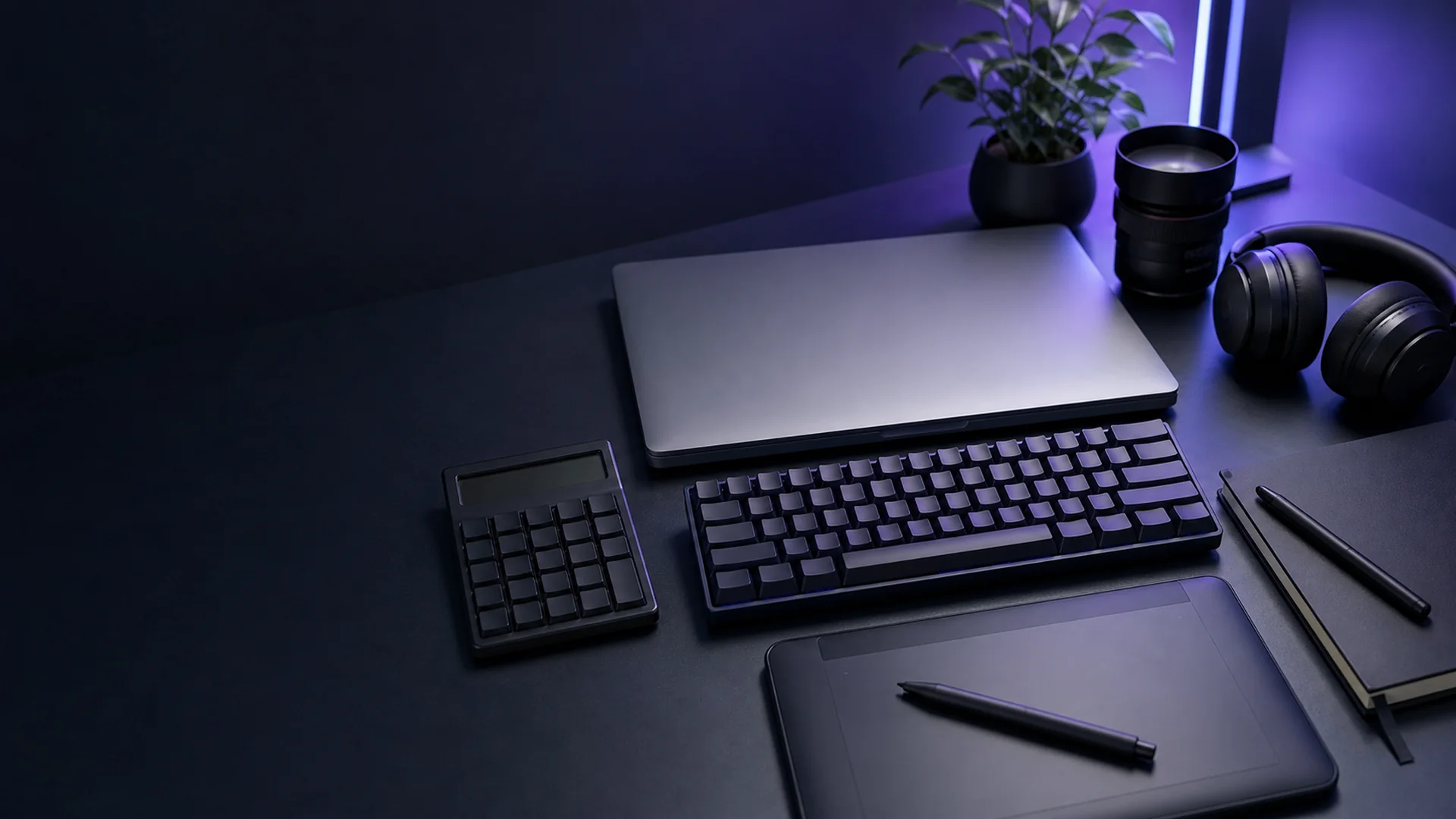 25 verschiedene Remote-Berufe visualisiert – Laptop, Headset, Code und Designtools auf modernem Homeoffice-Schreibtisch