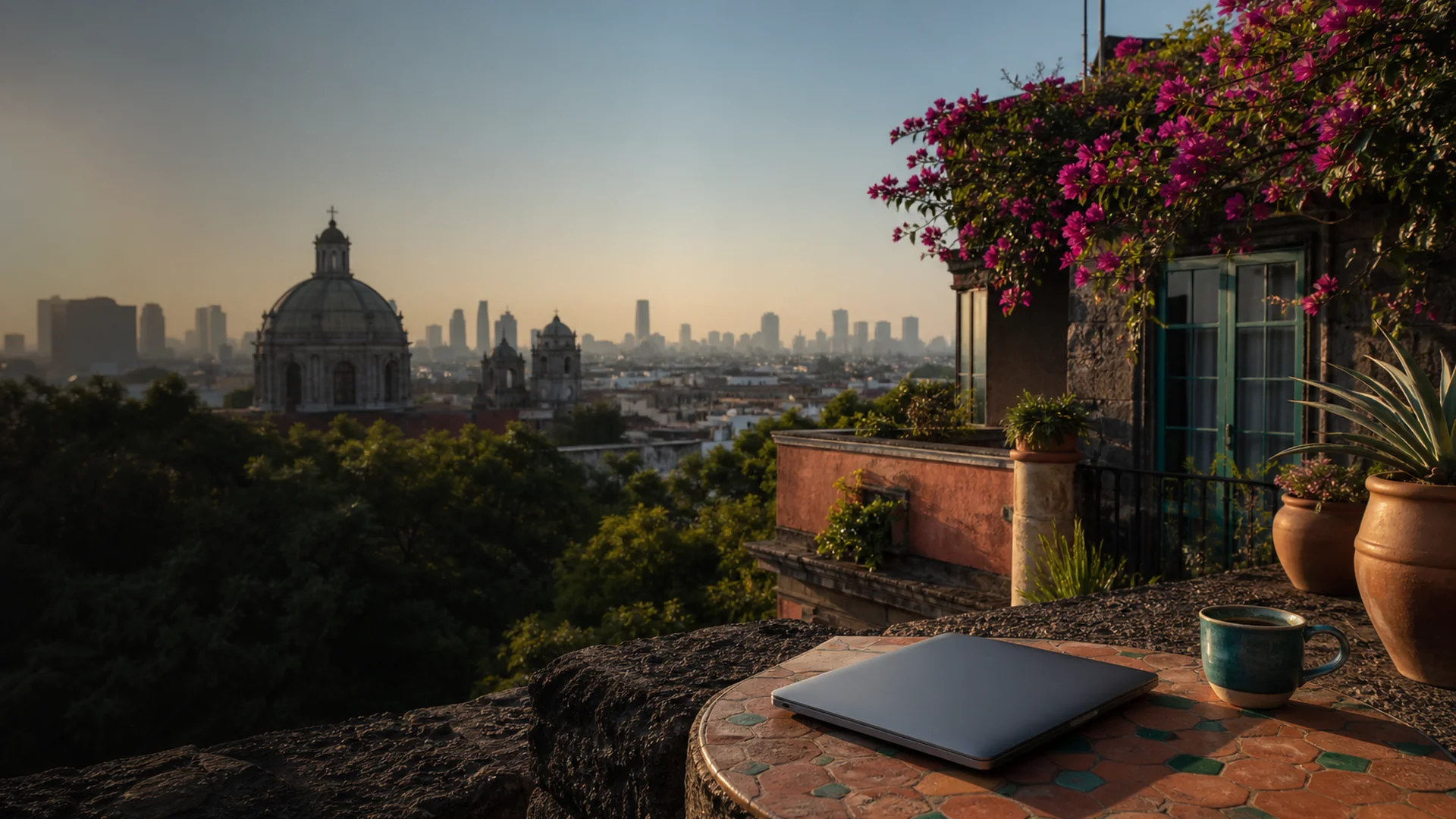 Modernes Co-Working-Space in Mexico City mit Blick auf die Skyline – Laptop und frischer Kaffee auf dem Tisch